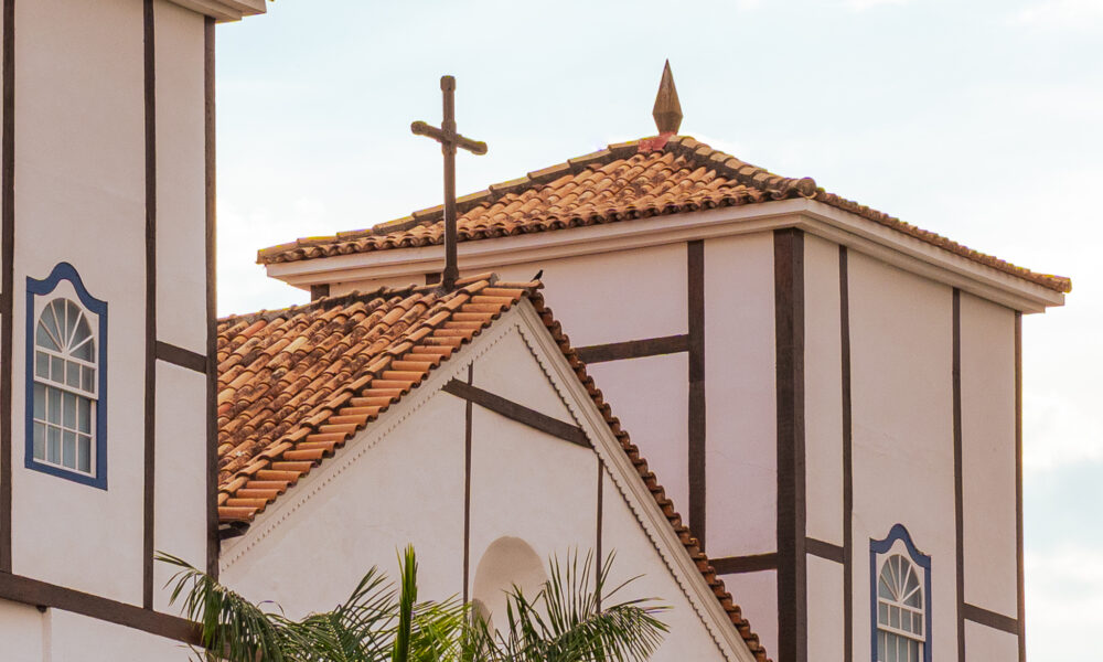 A Matriz em detalhes: cruz, telhados e linhas coloniais