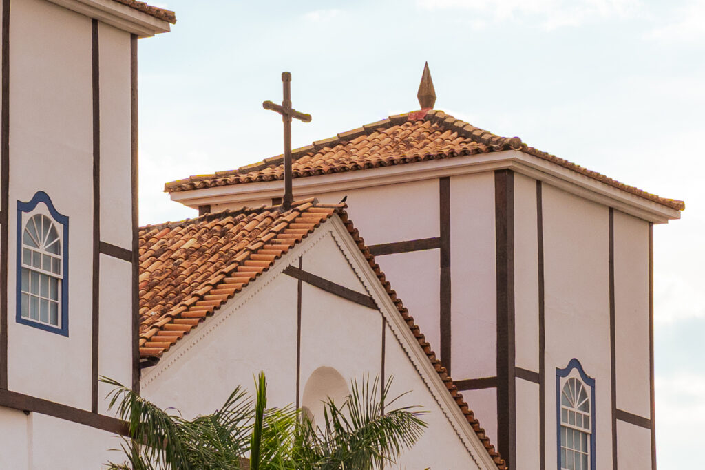 A Matriz em detalhes: cruz, telhados e linhas coloniais