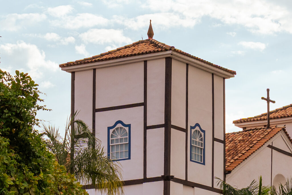 A Matriz em detalhes: cruz, telhados e linhas coloniais