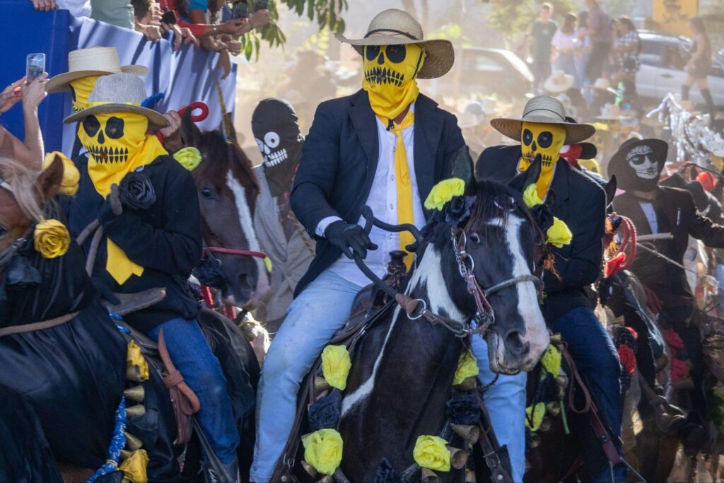 Cultura e Folclore em Pirenópolis - Os Mascarados curucucus pirenopolis