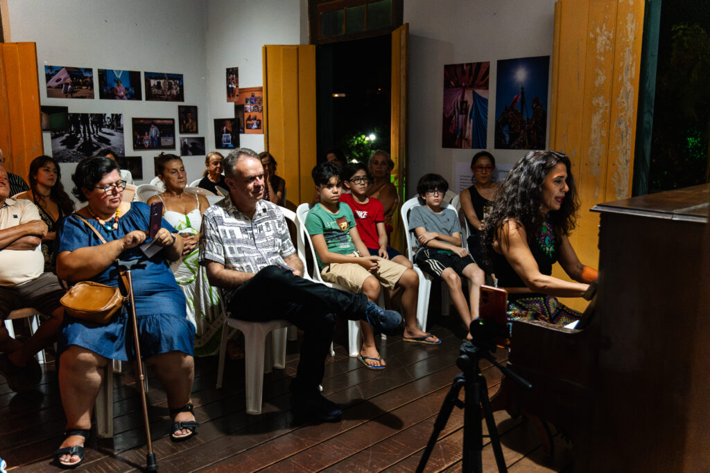 A magia do Natal vai iluminar as ruas de PirenópolisA tradicional Caravana Iluminada de Natal da Coca-Cola chega à cidade no dia 29 de novembro de 2025, trazendo um espetáculo cheio de luzes, música e emoção. O evento, que percorre diversas cidades do Brasil, promete encantar moradores e turistas com sua cenografia natalina e caminhões decorados, espalhando o espírito natalino por onde passa.O desfile está programado para começar a partir das 17h, com concentração na Rua Comendador Joaquim Alves, no coração do centro histórico de Pirenópolis. A iniciativa faz parte da turnê nacional da Coca-Cola, que todos os anos celebra o Natal com uma mensagem de esperança, união e solidariedade.O que esperar da Caravana IluminadaA caravana é composta por caminhões temáticos com milhares de luzes LED, trilha sonora natalina e personagens icônicos, incluindo o famoso Papai Noel da Coca-Cola. As luzes dançam ao som das músicas, criando uma experiência visual e sensorial que emociona pessoas de todas as idades.O desfile costuma durar cerca de uma hora e meia e percorre as principais ruas centrais, com paradas estratégicas para fotos e interação com o público. Além do espetáculo de luzes, o evento reforça mensagens de sustentabilidade e conscientização, incentivando o consumo responsável e a preservação do meio ambiente, temas que a marca tem incorporado em suas ações nos últimos anos.Dica para quem vai assistirA recomendação é chegar com antecedência, já que a caravana atrai grande público. Leve uma garrafinha de água, use roupas leves e aproveite o clima de confraternização que toma conta das ruas.Para quem gosta de registrar momentos, este é o evento perfeito para fotos e vídeos. O contraste das luzes com o casario colonial de Pirenópolis cria um cenário único e muito procurado para registros nas redes sociais.O comércio local também costuma se preparar para a data, oferecendo promoções, cardápios temáticos e vitrines decoradas. É uma ótima oportunidade para prestigiar os empreendedores da cidade e viver o clima natalino de forma completa.Natal em Pirenópolis: tradição e encantoPirenópolis é conhecida por unir história, cultura e hospitalidade, e o Natal é um dos períodos mais encantadores para visitar a cidade. As ruas ganham iluminação especial, a Igreja Matriz se torna ponto de encontro para moradores e visitantes, e o clima de celebração toma conta de cada esquina.Com a chegada da Caravana Iluminada da Coca-Cola, o calendário natalino da cidade começa oficialmente, marcando o início de uma temporada festiva que promete movimentar o turismo e fortalecer os laços comunitários.Data: 29 de novembro de 2025, a partir das 17h
Local: Rua Comendador Joaquim Alves, 28, Centro, Pirenópolis, GO
Entrada: Gratuita
Classificação: Livre para todos os públicos.