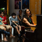 A magia do Natal vai iluminar as ruas de Pirenópolis A tradicional Caravana Iluminada de Natal da Coca-Cola chega à cidade no dia 29 de novembro de 2025, trazendo um espetáculo cheio de luzes, música e emoção. O evento, que percorre diversas cidades do Brasil, promete encantar moradores e turistas com sua cenografia natalina e caminhões decorados, espalhando o espírito natalino por onde passa. O desfile está programado para começar a partir das 17h, com concentração na Rua Comendador Joaquim Alves, no coração do centro histórico de Pirenópolis. A iniciativa faz parte da turnê nacional da Coca-Cola, que todos os anos celebra o Natal com uma mensagem de esperança, união e solidariedade. O que esperar da Caravana Iluminada A caravana é composta por caminhões temáticos com milhares de luzes LED, trilha sonora natalina e personagens icônicos, incluindo o famoso Papai Noel da Coca-Cola. As luzes dançam ao som das músicas, criando uma experiência visual e sensorial que emociona pessoas de todas as idades. O desfile costuma durar cerca de uma hora e meia e percorre as principais ruas centrais, com paradas estratégicas para fotos e interação com o público. Além do espetáculo de luzes, o evento reforça mensagens de sustentabilidade e conscientização, incentivando o consumo responsável e a preservação do meio ambiente, temas que a marca tem incorporado em suas ações nos últimos anos. Dica para quem vai assistir A recomendação é chegar com antecedência, já que a caravana atrai grande público. Leve uma garrafinha de água, use roupas leves e aproveite o clima de confraternização que toma conta das ruas. Para quem gosta de registrar momentos, este é o evento perfeito para fotos e vídeos. O contraste das luzes com o casario colonial de Pirenópolis cria um cenário único e muito procurado para registros nas redes sociais. O comércio local também costuma se preparar para a data, oferecendo promoções, cardápios temáticos e vitrines decoradas. É uma ótima oportunidade para prestigiar os empreendedores da cidade e viver o clima natalino de forma completa. Natal em Pirenópolis: tradição e encanto Pirenópolis é conhecida por unir história, cultura e hospitalidade, e o Natal é um dos períodos mais encantadores para visitar a cidade. As ruas ganham iluminação especial, a Igreja Matriz se torna ponto de encontro para moradores e visitantes, e o clima de celebração toma conta de cada esquina. Com a chegada da Caravana Iluminada da Coca-Cola, o calendário natalino da cidade começa oficialmente, marcando o início de uma temporada festiva que promete movimentar o turismo e fortalecer os laços comunitários. Data: 29 de novembro de 2025, a partir das 17h Local: Rua Comendador Joaquim Alves, 28, Centro, Pirenópolis, GO Entrada: Gratuita Classificação: Livre para todos os públicos.