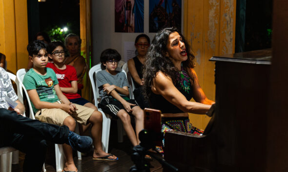 Debora di Sá se apresenta na APLAM em Pirenópolis 14 A magia do Natal vai iluminar as ruas de Pirenópolis A tradicional Caravana Iluminada de Natal da Coca-Cola chega à cidade no dia 29 de novembro de 2025, trazendo um espetáculo cheio de luzes, música e emoção. O evento, que percorre diversas cidades do Brasil, promete encantar moradores e turistas com sua cenografia natalina e caminhões decorados, espalhando o espírito natalino por onde passa. O desfile está programado para começar a partir das 17h, com concentração na Rua Comendador Joaquim Alves, no coração do centro histórico de Pirenópolis. A iniciativa faz parte da turnê nacional da Coca-Cola, que todos os anos celebra o Natal com uma mensagem de esperança, união e solidariedade. O que esperar da Caravana Iluminada A caravana é composta por caminhões temáticos com milhares de luzes LED, trilha sonora natalina e personagens icônicos, incluindo o famoso Papai Noel da Coca-Cola. As luzes dançam ao som das músicas, criando uma experiência visual e sensorial que emociona pessoas de todas as idades. O desfile costuma durar cerca de uma hora e meia e percorre as principais ruas centrais, com paradas estratégicas para fotos e interação com o público. Além do espetáculo de luzes, o evento reforça mensagens de sustentabilidade e conscientização, incentivando o consumo responsável e a preservação do meio ambiente, temas que a marca tem incorporado em suas ações nos últimos anos. Dica para quem vai assistir A recomendação é chegar com antecedência, já que a caravana atrai grande público. Leve uma garrafinha de água, use roupas leves e aproveite o clima de confraternização que toma conta das ruas. Para quem gosta de registrar momentos, este é o evento perfeito para fotos e vídeos. O contraste das luzes com o casario colonial de Pirenópolis cria um cenário único e muito procurado para registros nas redes sociais. O comércio local também costuma se preparar para a data, oferecendo promoções, cardápios temáticos e vitrines decoradas. É uma ótima oportunidade para prestigiar os empreendedores da cidade e viver o clima natalino de forma completa. Natal em Pirenópolis: tradição e encanto Pirenópolis é conhecida por unir história, cultura e hospitalidade, e o Natal é um dos períodos mais encantadores para visitar a cidade. As ruas ganham iluminação especial, a Igreja Matriz se torna ponto de encontro para moradores e visitantes, e o clima de celebração toma conta de cada esquina. Com a chegada da Caravana Iluminada da Coca-Cola, o calendário natalino da cidade começa oficialmente, marcando o início de uma temporada festiva que promete movimentar o turismo e fortalecer os laços comunitários. Data: 29 de novembro de 2025, a partir das 17h Local: Rua Comendador Joaquim Alves, 28, Centro, Pirenópolis, GO Entrada: Gratuita Classificação: Livre para todos os públicos.