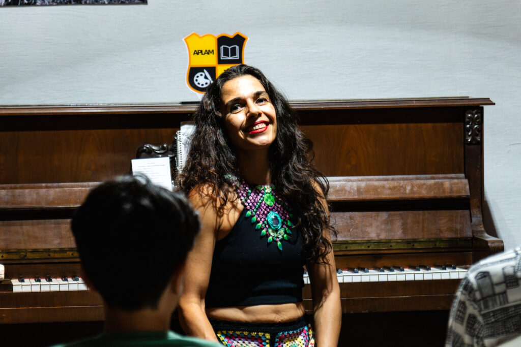 A magia do Natal vai iluminar as ruas de PirenópolisA tradicional Caravana Iluminada de Natal da Coca-Cola chega à cidade no dia 29 de novembro de 2025, trazendo um espetáculo cheio de luzes, música e emoção. O evento, que percorre diversas cidades do Brasil, promete encantar moradores e turistas com sua cenografia natalina e caminhões decorados, espalhando o espírito natalino por onde passa.O desfile está programado para começar a partir das 17h, com concentração na Rua Comendador Joaquim Alves, no coração do centro histórico de Pirenópolis. A iniciativa faz parte da turnê nacional da Coca-Cola, que todos os anos celebra o Natal com uma mensagem de esperança, união e solidariedade.O que esperar da Caravana IluminadaA caravana é composta por caminhões temáticos com milhares de luzes LED, trilha sonora natalina e personagens icônicos, incluindo o famoso Papai Noel da Coca-Cola. As luzes dançam ao som das músicas, criando uma experiência visual e sensorial que emociona pessoas de todas as idades.O desfile costuma durar cerca de uma hora e meia e percorre as principais ruas centrais, com paradas estratégicas para fotos e interação com o público. Além do espetáculo de luzes, o evento reforça mensagens de sustentabilidade e conscientização, incentivando o consumo responsável e a preservação do meio ambiente, temas que a marca tem incorporado em suas ações nos últimos anos.Dica para quem vai assistirA recomendação é chegar com antecedência, já que a caravana atrai grande público. Leve uma garrafinha de água, use roupas leves e aproveite o clima de confraternização que toma conta das ruas.Para quem gosta de registrar momentos, este é o evento perfeito para fotos e vídeos. O contraste das luzes com o casario colonial de Pirenópolis cria um cenário único e muito procurado para registros nas redes sociais.O comércio local também costuma se preparar para a data, oferecendo promoções, cardápios temáticos e vitrines decoradas. É uma ótima oportunidade para prestigiar os empreendedores da cidade e viver o clima natalino de forma completa.Natal em Pirenópolis: tradição e encantoPirenópolis é conhecida por unir história, cultura e hospitalidade, e o Natal é um dos períodos mais encantadores para visitar a cidade. As ruas ganham iluminação especial, a Igreja Matriz se torna ponto de encontro para moradores e visitantes, e o clima de celebração toma conta de cada esquina.Com a chegada da Caravana Iluminada da Coca-Cola, o calendário natalino da cidade começa oficialmente, marcando o início de uma temporada festiva que promete movimentar o turismo e fortalecer os laços comunitários.Data: 29 de novembro de 2025, a partir das 17h
Local: Rua Comendador Joaquim Alves, 28, Centro, Pirenópolis, GO
Entrada: Gratuita
Classificação: Livre para todos os públicos.