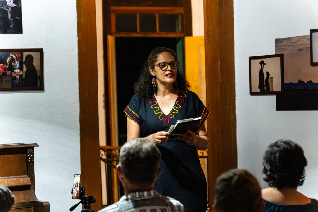 A magia do Natal vai iluminar as ruas de PirenópolisA tradicional Caravana Iluminada de Natal da Coca-Cola chega à cidade no dia 29 de novembro de 2025, trazendo um espetáculo cheio de luzes, música e emoção. O evento, que percorre diversas cidades do Brasil, promete encantar moradores e turistas com sua cenografia natalina e caminhões decorados, espalhando o espírito natalino por onde passa.O desfile está programado para começar a partir das 17h, com concentração na Rua Comendador Joaquim Alves, no coração do centro histórico de Pirenópolis. A iniciativa faz parte da turnê nacional da Coca-Cola, que todos os anos celebra o Natal com uma mensagem de esperança, união e solidariedade.O que esperar da Caravana IluminadaA caravana é composta por caminhões temáticos com milhares de luzes LED, trilha sonora natalina e personagens icônicos, incluindo o famoso Papai Noel da Coca-Cola. As luzes dançam ao som das músicas, criando uma experiência visual e sensorial que emociona pessoas de todas as idades.O desfile costuma durar cerca de uma hora e meia e percorre as principais ruas centrais, com paradas estratégicas para fotos e interação com o público. Além do espetáculo de luzes, o evento reforça mensagens de sustentabilidade e conscientização, incentivando o consumo responsável e a preservação do meio ambiente, temas que a marca tem incorporado em suas ações nos últimos anos.Dica para quem vai assistirA recomendação é chegar com antecedência, já que a caravana atrai grande público. Leve uma garrafinha de água, use roupas leves e aproveite o clima de confraternização que toma conta das ruas.Para quem gosta de registrar momentos, este é o evento perfeito para fotos e vídeos. O contraste das luzes com o casario colonial de Pirenópolis cria um cenário único e muito procurado para registros nas redes sociais.O comércio local também costuma se preparar para a data, oferecendo promoções, cardápios temáticos e vitrines decoradas. É uma ótima oportunidade para prestigiar os empreendedores da cidade e viver o clima natalino de forma completa.Natal em Pirenópolis: tradição e encantoPirenópolis é conhecida por unir história, cultura e hospitalidade, e o Natal é um dos períodos mais encantadores para visitar a cidade. As ruas ganham iluminação especial, a Igreja Matriz se torna ponto de encontro para moradores e visitantes, e o clima de celebração toma conta de cada esquina.Com a chegada da Caravana Iluminada da Coca-Cola, o calendário natalino da cidade começa oficialmente, marcando o início de uma temporada festiva que promete movimentar o turismo e fortalecer os laços comunitários.Data: 29 de novembro de 2025, a partir das 17h
Local: Rua Comendador Joaquim Alves, 28, Centro, Pirenópolis, GO
Entrada: Gratuita
Classificação: Livre para todos os públicos.