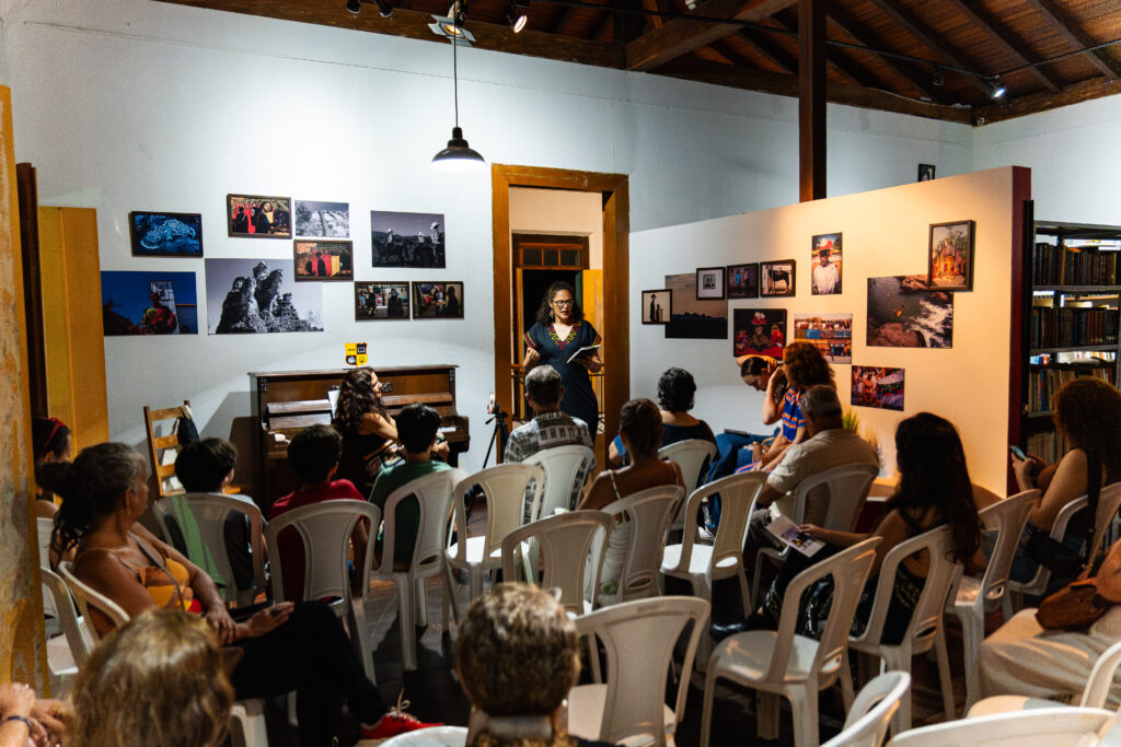 A magia do Natal vai iluminar as ruas de PirenópolisA tradicional Caravana Iluminada de Natal da Coca-Cola chega à cidade no dia 29 de novembro de 2025, trazendo um espetáculo cheio de luzes, música e emoção. O evento, que percorre diversas cidades do Brasil, promete encantar moradores e turistas com sua cenografia natalina e caminhões decorados, espalhando o espírito natalino por onde passa.O desfile está programado para começar a partir das 17h, com concentração na Rua Comendador Joaquim Alves, no coração do centro histórico de Pirenópolis. A iniciativa faz parte da turnê nacional da Coca-Cola, que todos os anos celebra o Natal com uma mensagem de esperança, união e solidariedade.O que esperar da Caravana IluminadaA caravana é composta por caminhões temáticos com milhares de luzes LED, trilha sonora natalina e personagens icônicos, incluindo o famoso Papai Noel da Coca-Cola. As luzes dançam ao som das músicas, criando uma experiência visual e sensorial que emociona pessoas de todas as idades.O desfile costuma durar cerca de uma hora e meia e percorre as principais ruas centrais, com paradas estratégicas para fotos e interação com o público. Além do espetáculo de luzes, o evento reforça mensagens de sustentabilidade e conscientização, incentivando o consumo responsável e a preservação do meio ambiente, temas que a marca tem incorporado em suas ações nos últimos anos.Dica para quem vai assistirA recomendação é chegar com antecedência, já que a caravana atrai grande público. Leve uma garrafinha de água, use roupas leves e aproveite o clima de confraternização que toma conta das ruas.Para quem gosta de registrar momentos, este é o evento perfeito para fotos e vídeos. O contraste das luzes com o casario colonial de Pirenópolis cria um cenário único e muito procurado para registros nas redes sociais.O comércio local também costuma se preparar para a data, oferecendo promoções, cardápios temáticos e vitrines decoradas. É uma ótima oportunidade para prestigiar os empreendedores da cidade e viver o clima natalino de forma completa.Natal em Pirenópolis: tradição e encantoPirenópolis é conhecida por unir história, cultura e hospitalidade, e o Natal é um dos períodos mais encantadores para visitar a cidade. As ruas ganham iluminação especial, a Igreja Matriz se torna ponto de encontro para moradores e visitantes, e o clima de celebração toma conta de cada esquina.Com a chegada da Caravana Iluminada da Coca-Cola, o calendário natalino da cidade começa oficialmente, marcando o início de uma temporada festiva que promete movimentar o turismo e fortalecer os laços comunitários.Data: 29 de novembro de 2025, a partir das 17h
Local: Rua Comendador Joaquim Alves, 28, Centro, Pirenópolis, GO
Entrada: Gratuita
Classificação: Livre para todos os públicos.