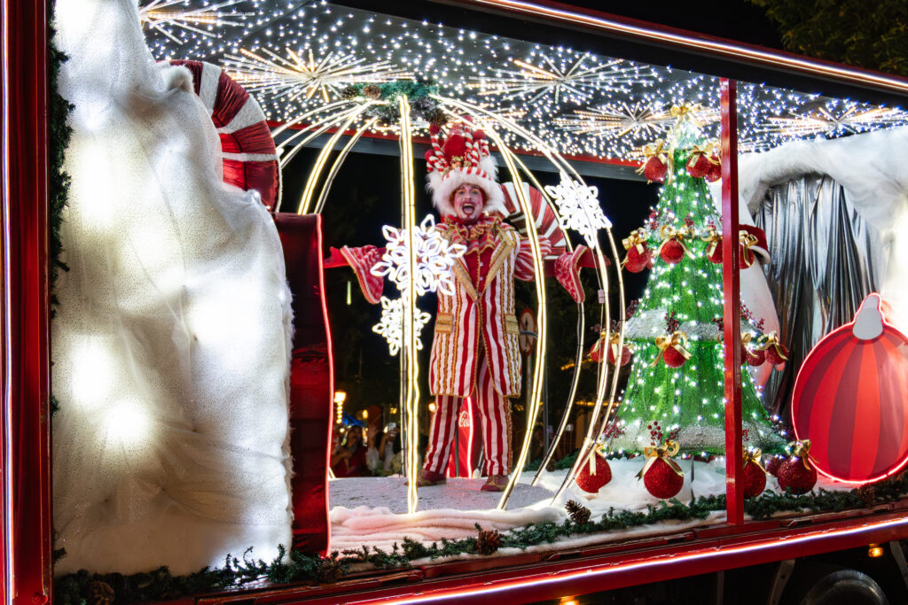 Caravana da Coca-Cola ilumina Pirenópolis e encanta o público