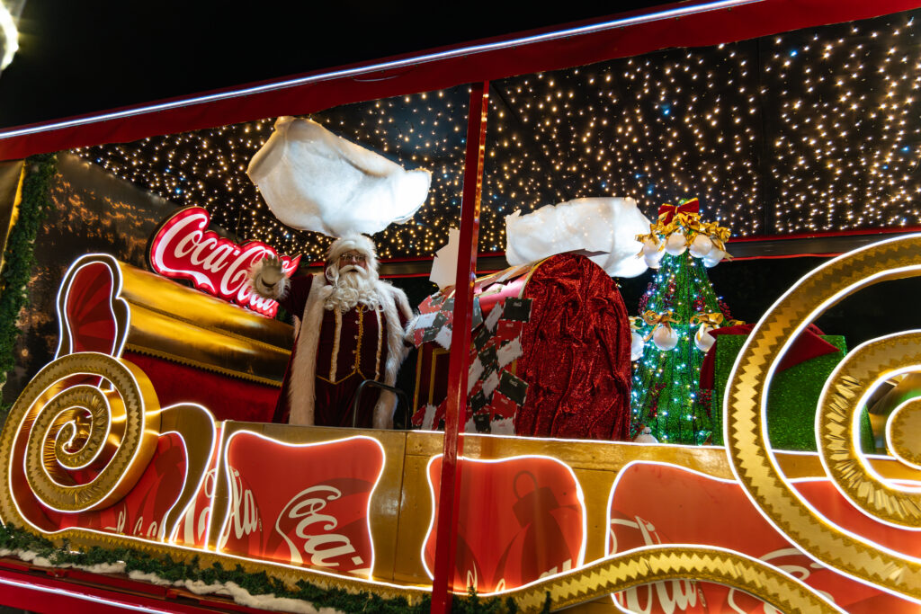 Caravana da Coca-Cola ilumina Pirenópolis e encanta o público - PP 3011 141
