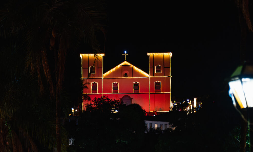 Iluminacao especial da Matriz marca o natal em pirenopolis - PP 3011 144