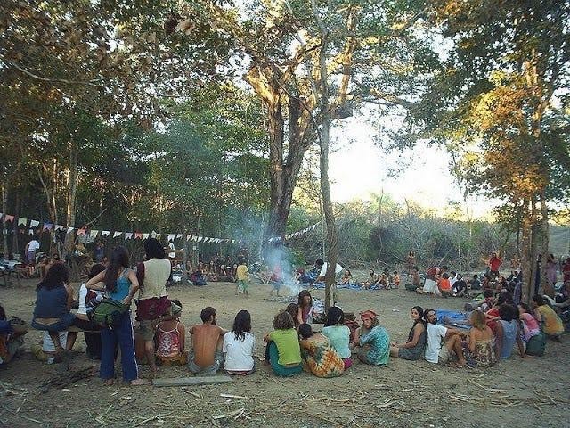 História de Pirenópolis 22 História de Pirenópolis - Pirenopolis hippies que introduziram o artesanato com prata