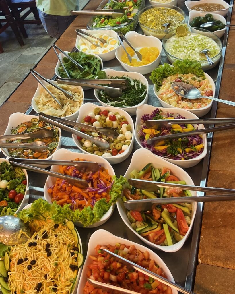 Sabor Goiano em Pirenópolis: self-service à vontade com churrasco na brasa