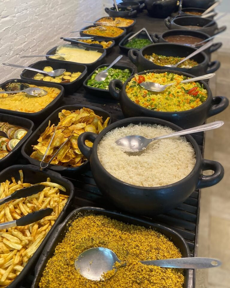 Sabor Goiano em Pirenópolis: self-service à vontade com churrasco na brasa