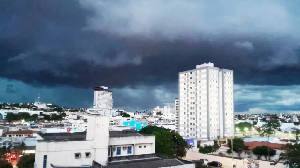 Goiás segue em alerta laranja por risco de tempestades neste domingo