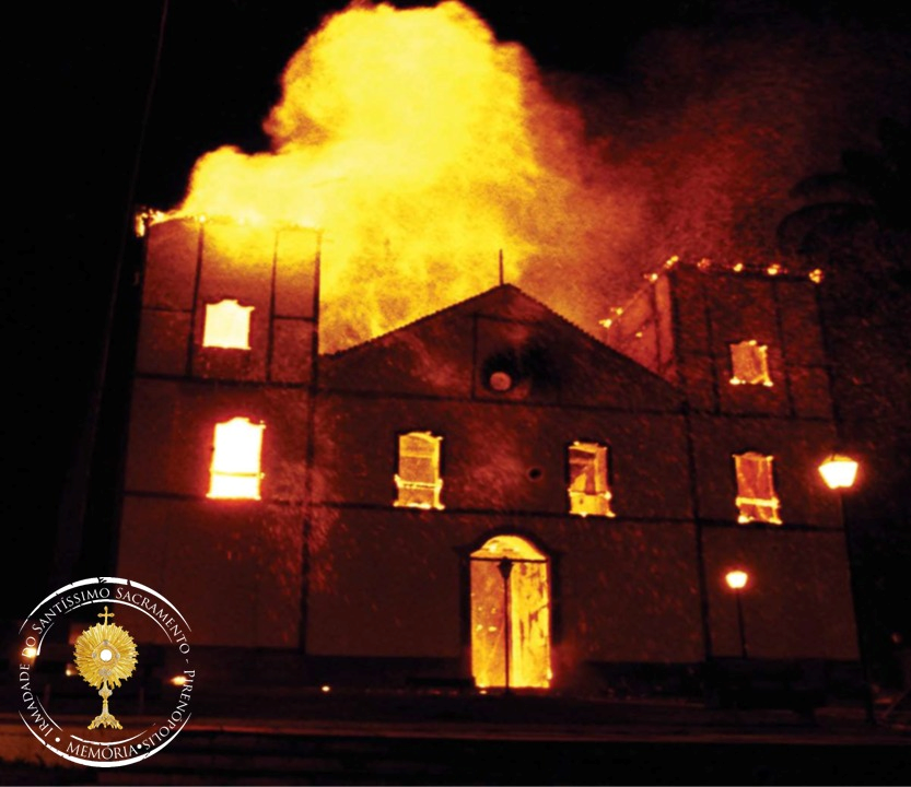 História de Pirenópolis 24 História de Pirenópolis - incendia destruiu a Igreja Matriz pirenopolis