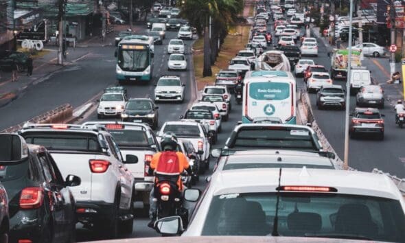 Calendário do IPVA 2026 em Goiás mantém desconto e parcelamento - ECONOMIA GOVERNO MANTEM CALENDARIO DO IPVA 2026 E CONCEDE 8 POR CENTO PARA PAGAMENTO A VISTA CARROS NA RUA 1215x911 1