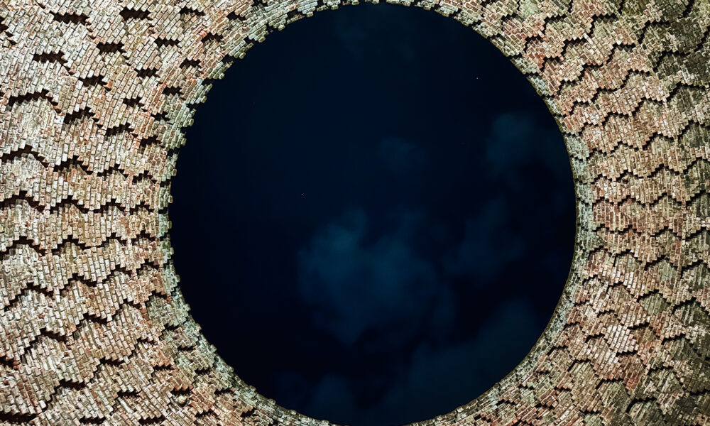 Olhar para o céu pelo domo do IPEC