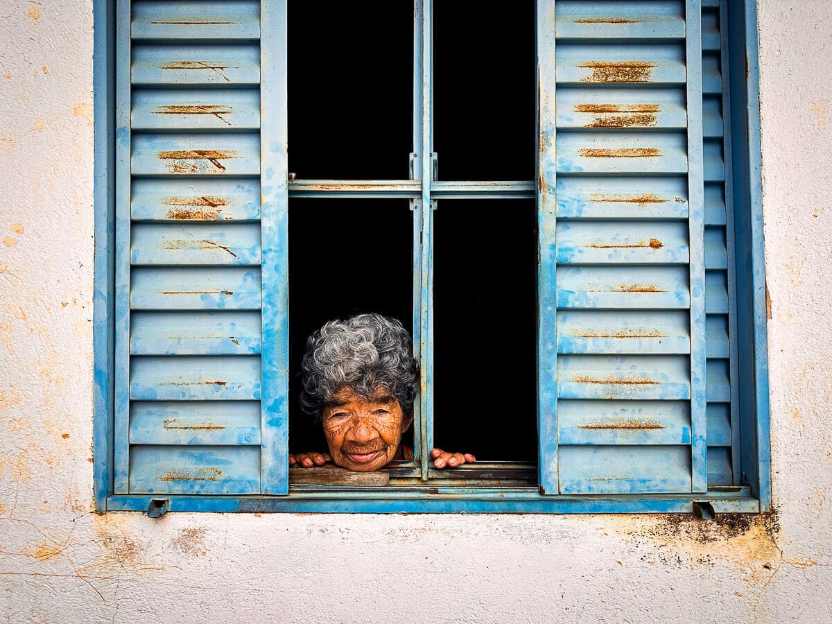 O olhar que observa o tempo em uma janela de Pirenópolis - IMG do dia 21