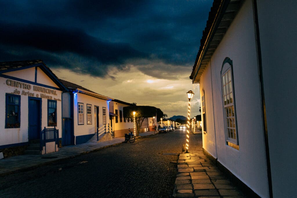 Luzes do Centro Histórico encantam Pirenópolis ao anoitecer