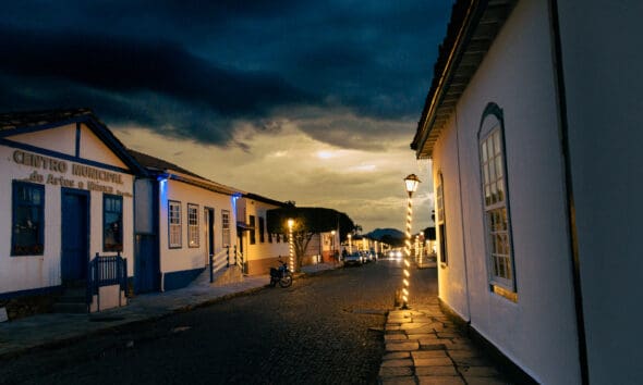 Luzes do Centro Histórico encantam Pirenópolis ao anoitecer