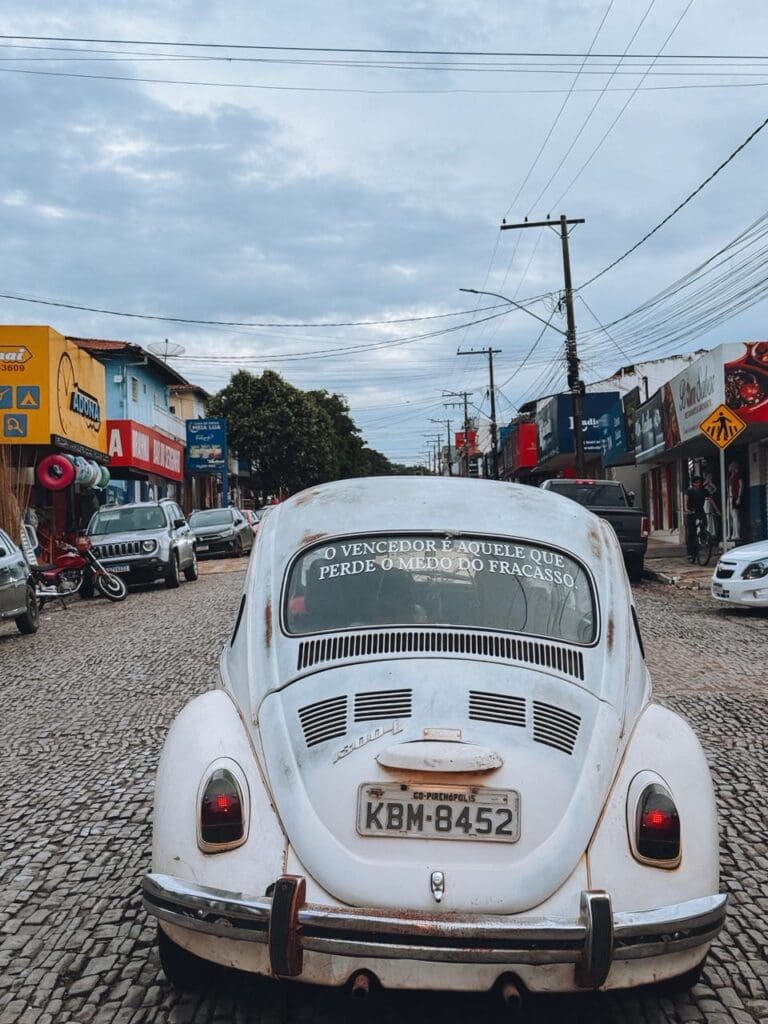 Fusca antigo chama atenção em Pirenópolis com mensagem motivadora