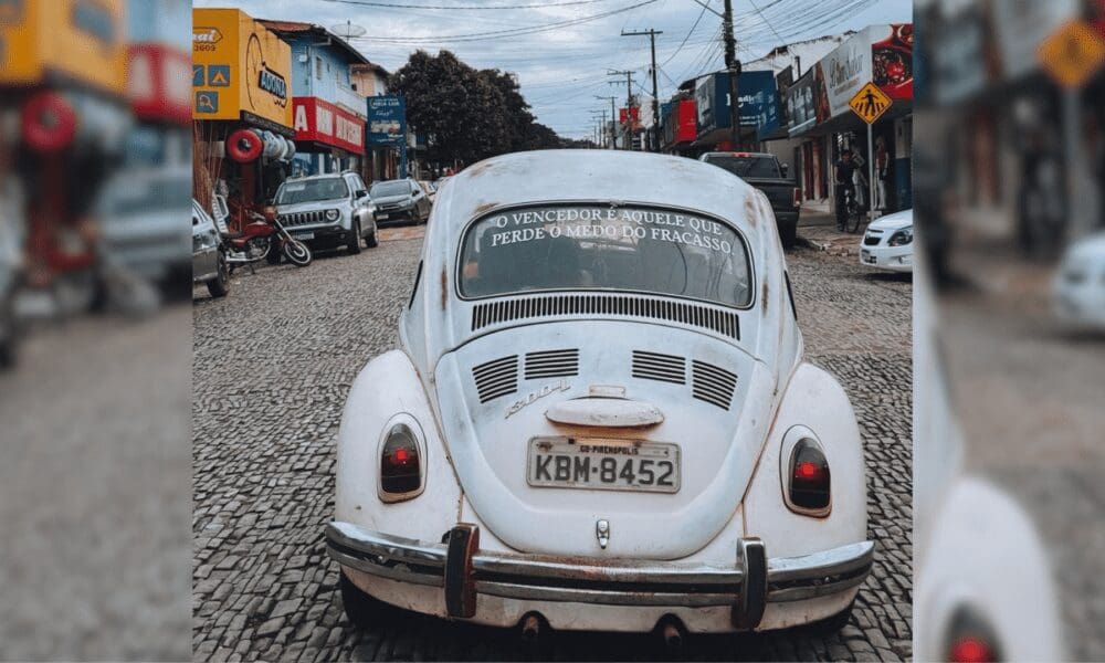 Fusca antigo chama atenção em Pirenópolis com mensagem motivadora