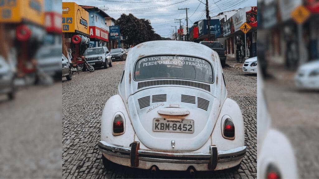 Fusca antigo chama atenção em Pirenópolis com mensagem motivadora