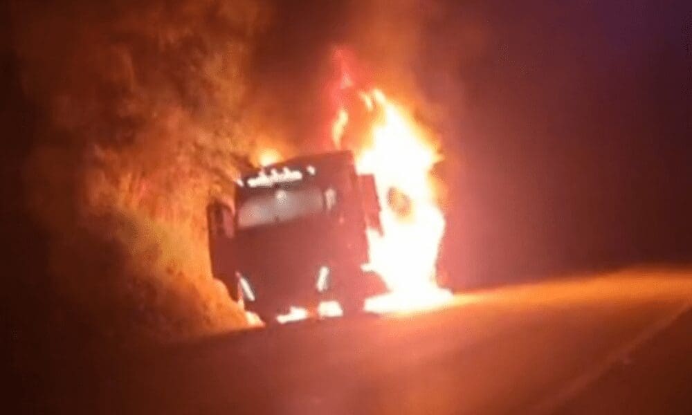 Caminhão pega fogo durante a madrugada na BR-153