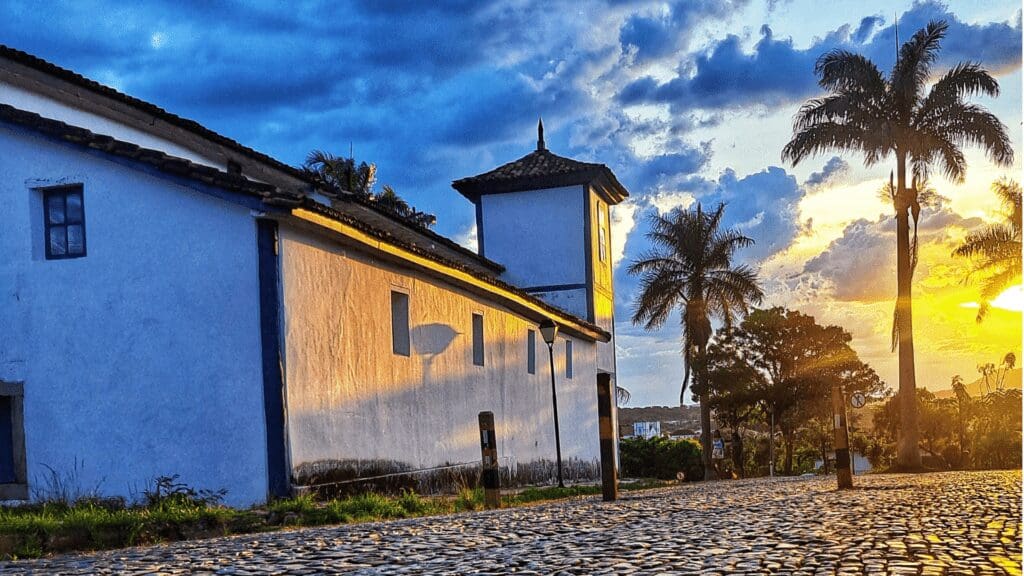 Desfrute do Encanto do Entardecer na Igreja do Bonfim em Pirenópolis