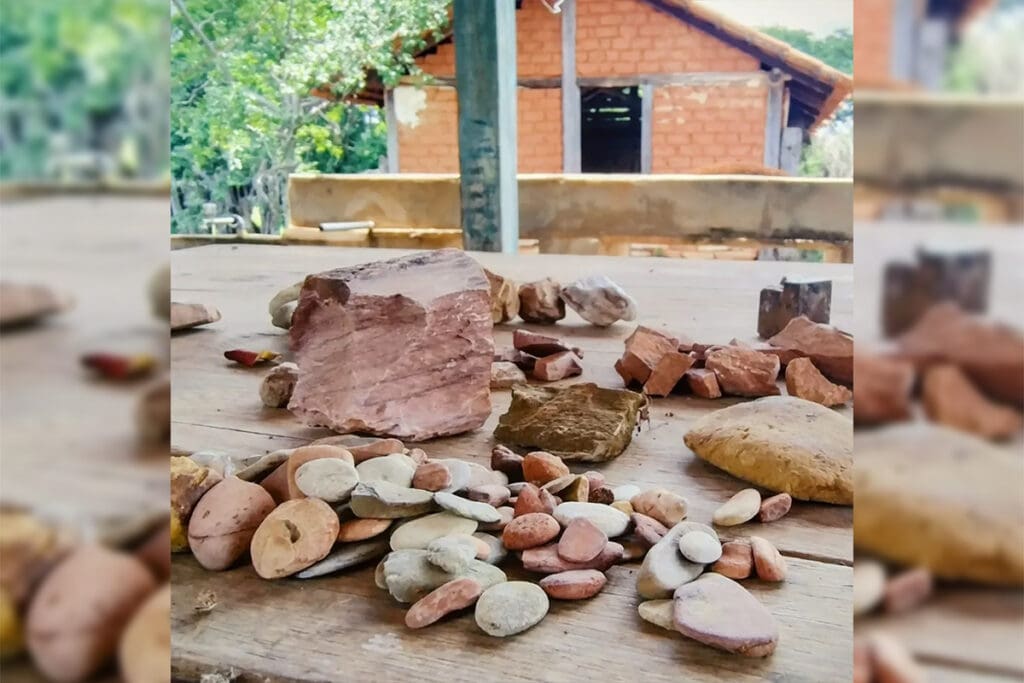 Arte em metargilito em Pirenópolis: a assinatura única de Juliane Pina