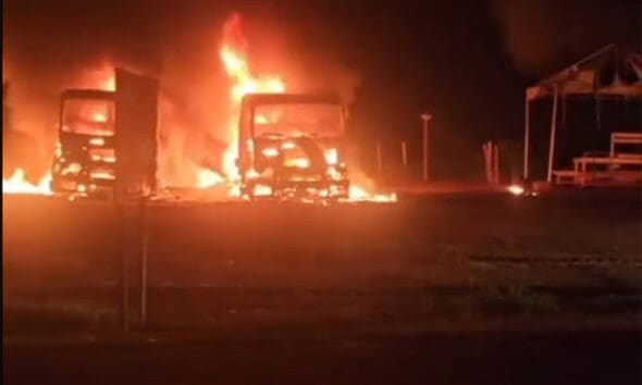 Ataque incendeia máquinas na duplicação da BR-153 em Goiás - Ataque incendeia maquinas na duplicacao da BR 153 em Goias