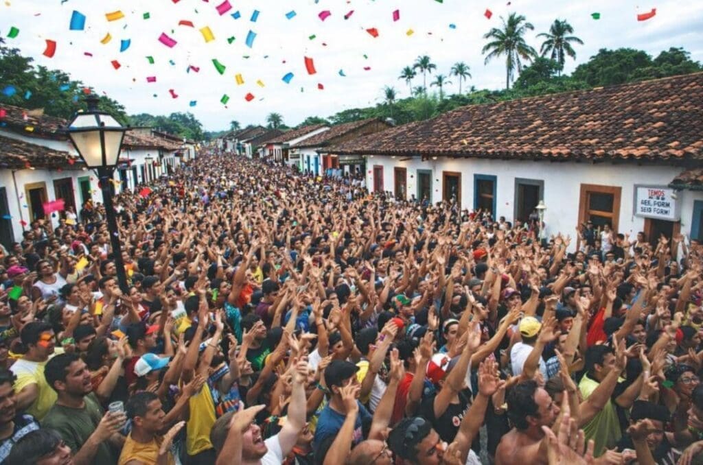 Blocos de carnaval que nasceram das ruas de Pirenópolis - Blocos de carnaval que nasceram das ruas de Pirenopolis