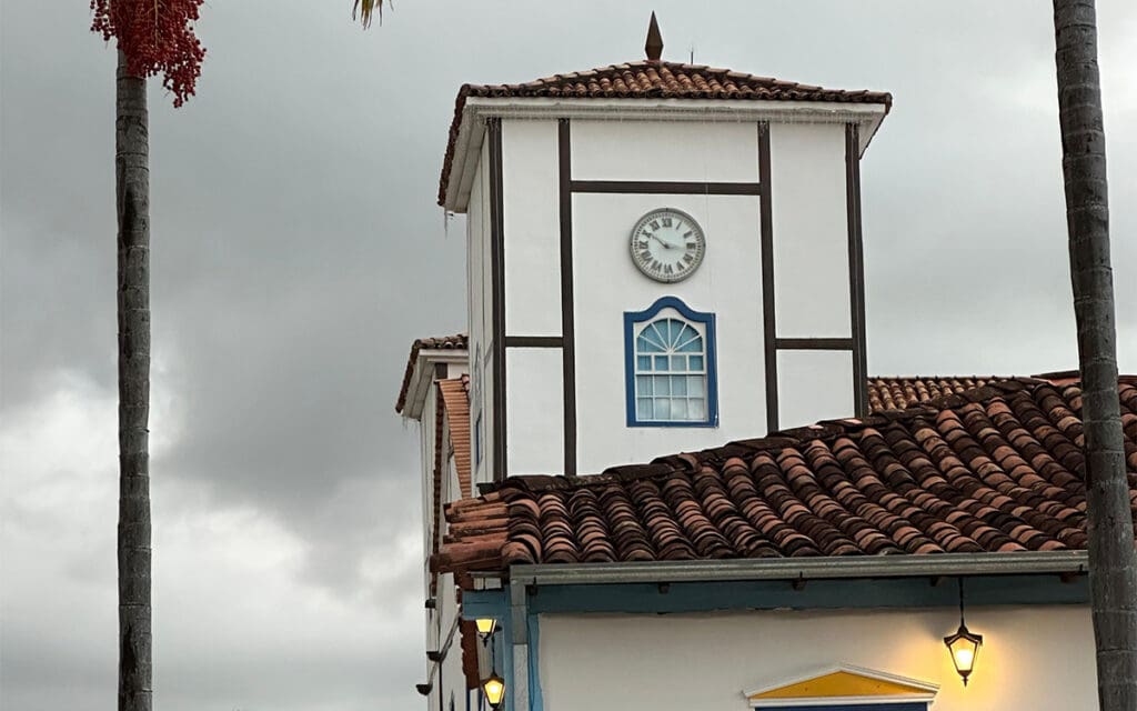 Igreja Matriz de Pirenópolis em dia nublado no Centro Histórico