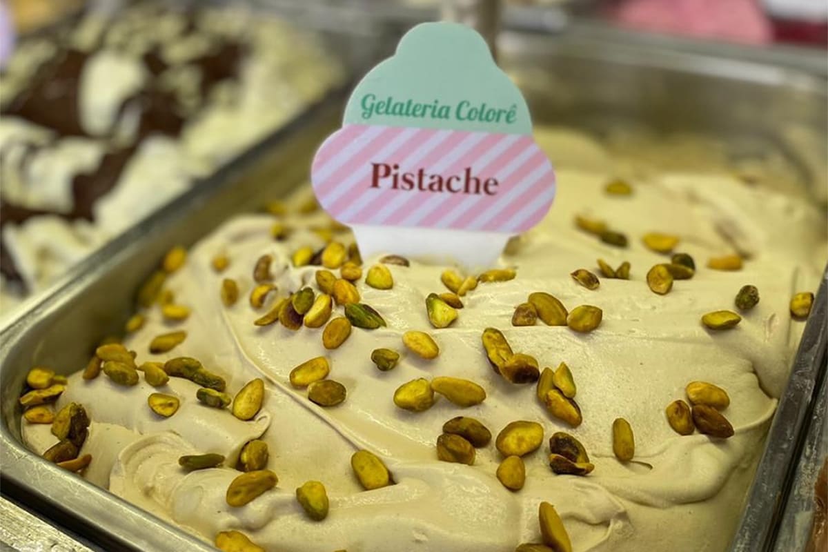 Colorê Gelateria Artesanal em Pirenópolis: sabor e tradição desde 2001 - Nosso queridinho ja esta na vitrine esperando por voceComece a semana adocando a vida✨♥️Colore Gelat