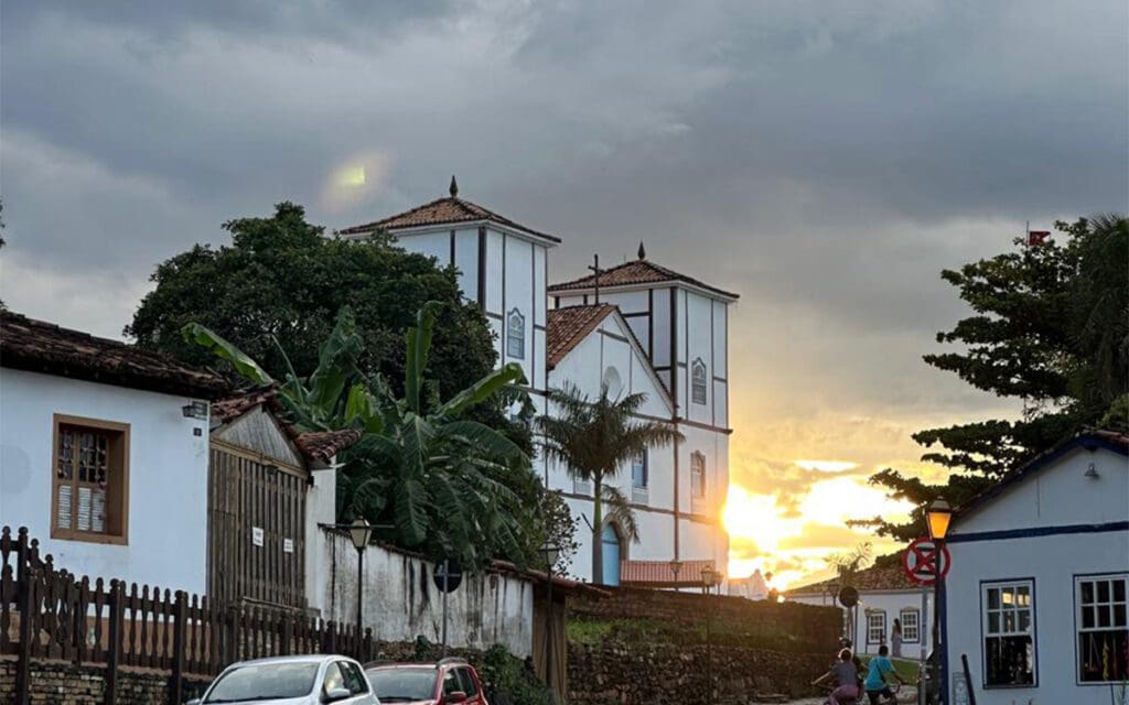 Pôr do sol na Matriz de Pirenópolis encanta moradores e visitantes - Por do sol na Matriz de Pirenopolis encanta moradores e visitantes