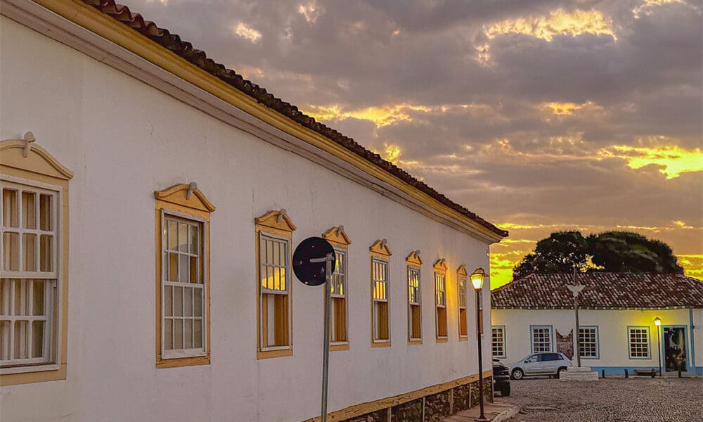 Rua da Cruz ao pôr do sol destaca casario colonial em Pirenópolis