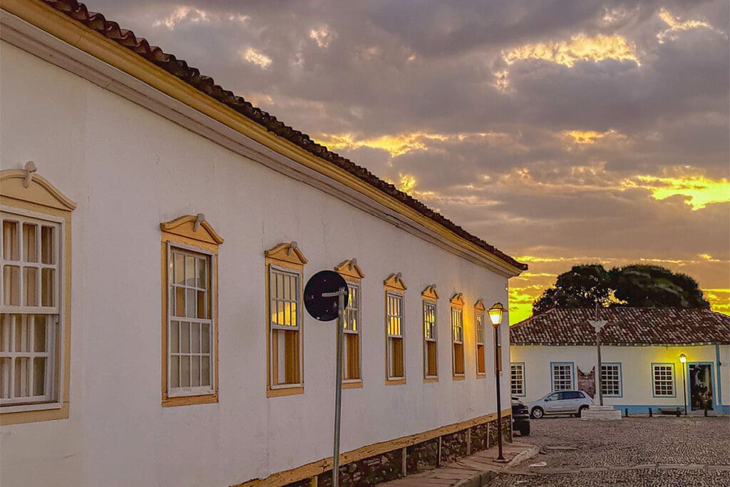 Rua da Cruz ao pôr do sol destaca casario colonial em Pirenópolis