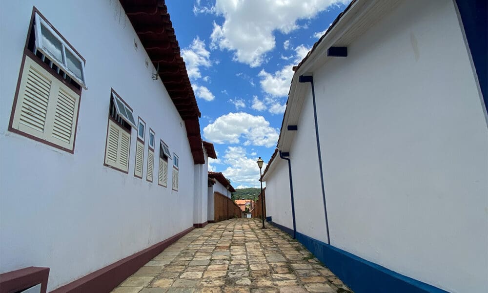 Beco de pedra em Pirenópolis preserva traçado colonial