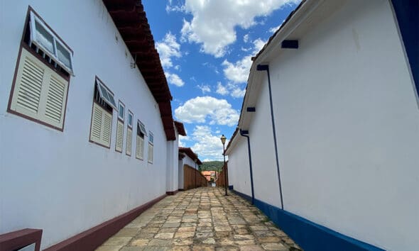 Beco de pedra em Pirenópolis preserva traçado colonial