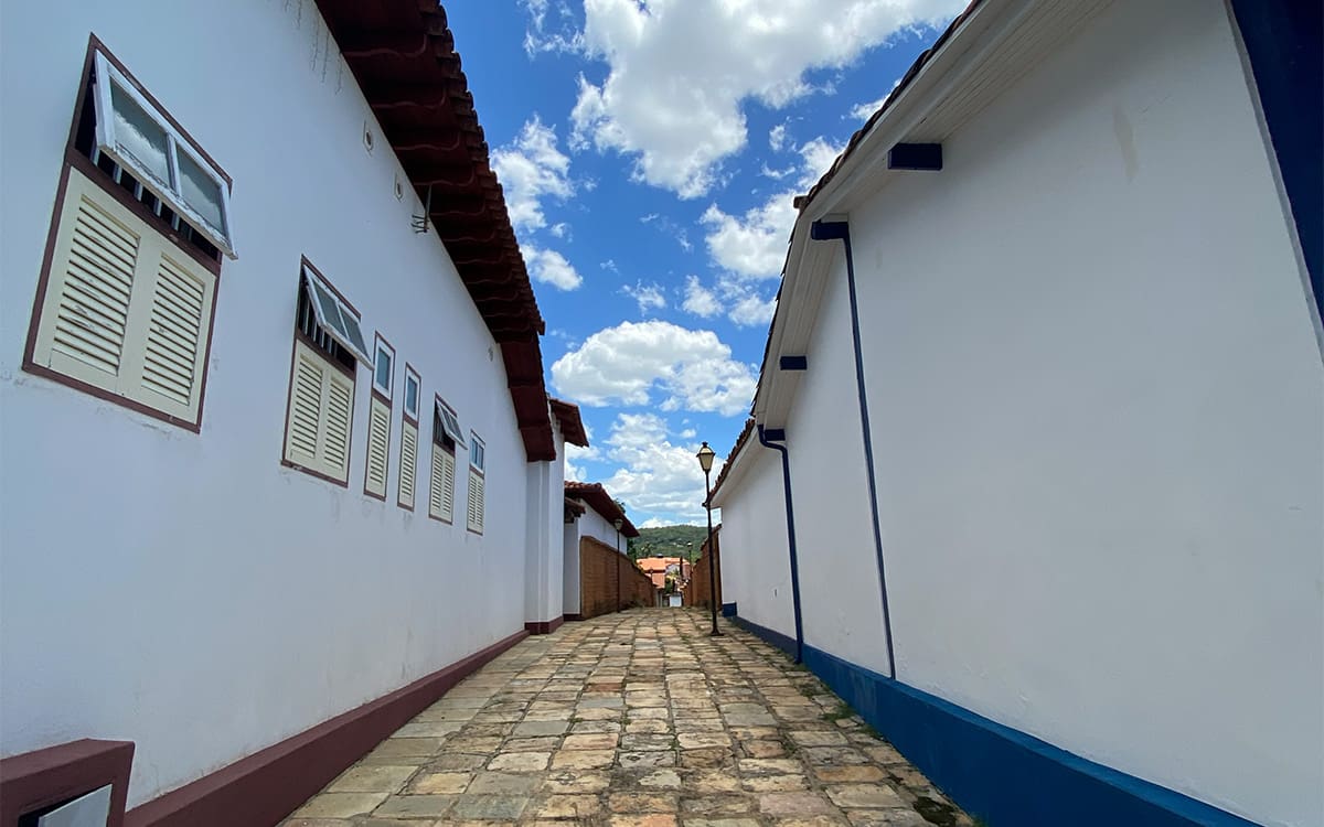 Beco de pedra em Pirenópolis preserva traçado colonial