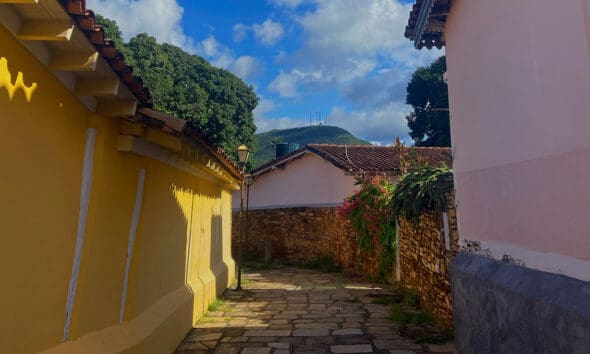 Beco pitoresco tem o Morro do Frota como cenário natural