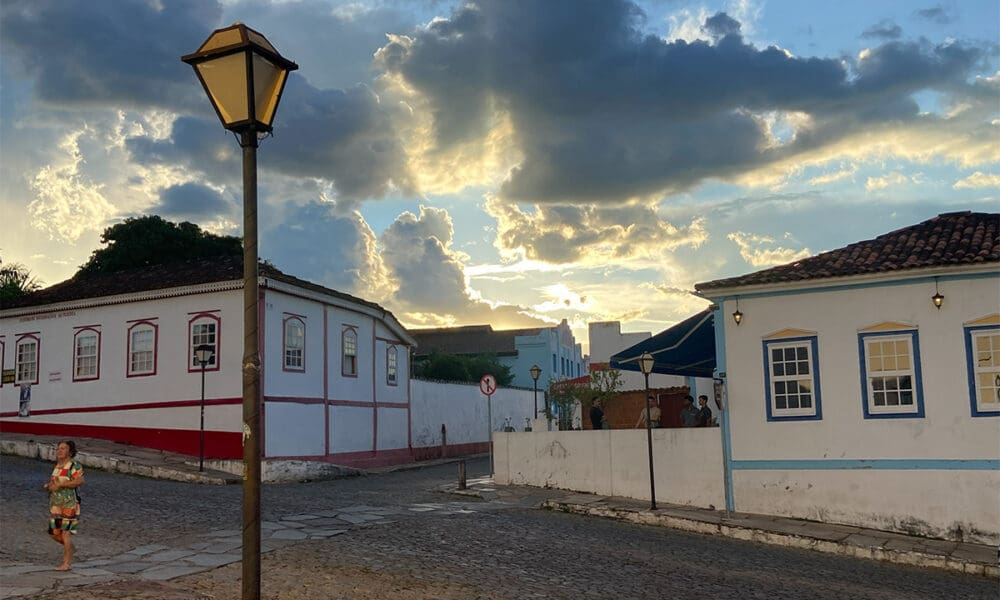 Centro Histórico de Pirenópolis ao entardecer no coração da cidade