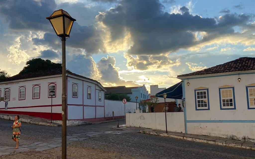 Centro Histórico de Pirenópolis ao entardecer no coração da cidade