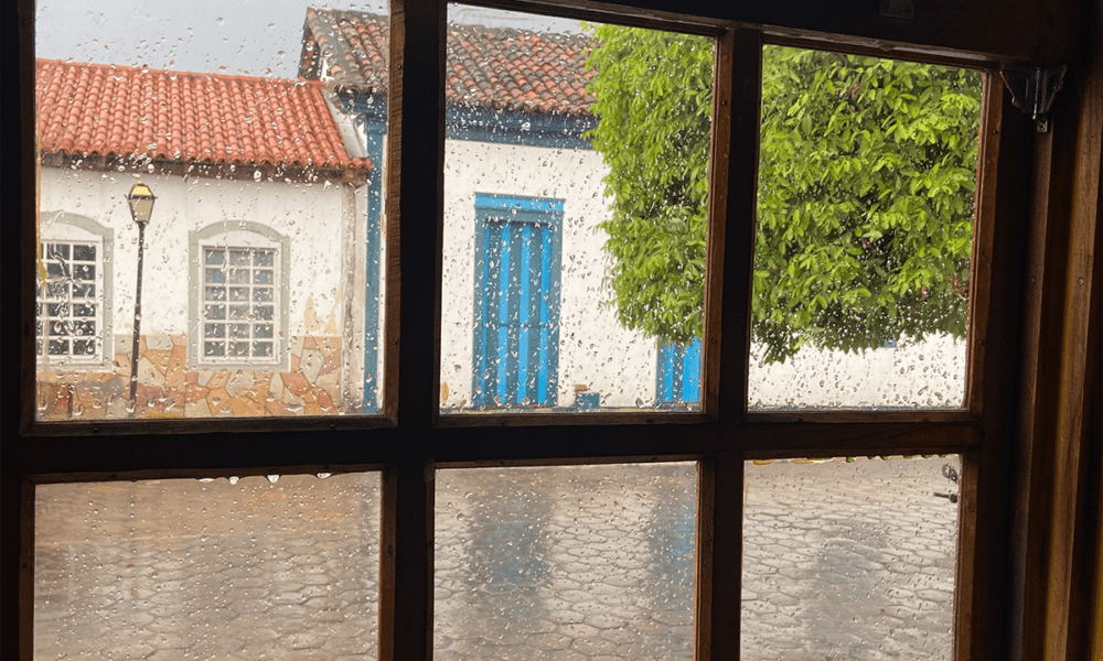 Chuva no Centro Histórico de Pirenópolis pela janela