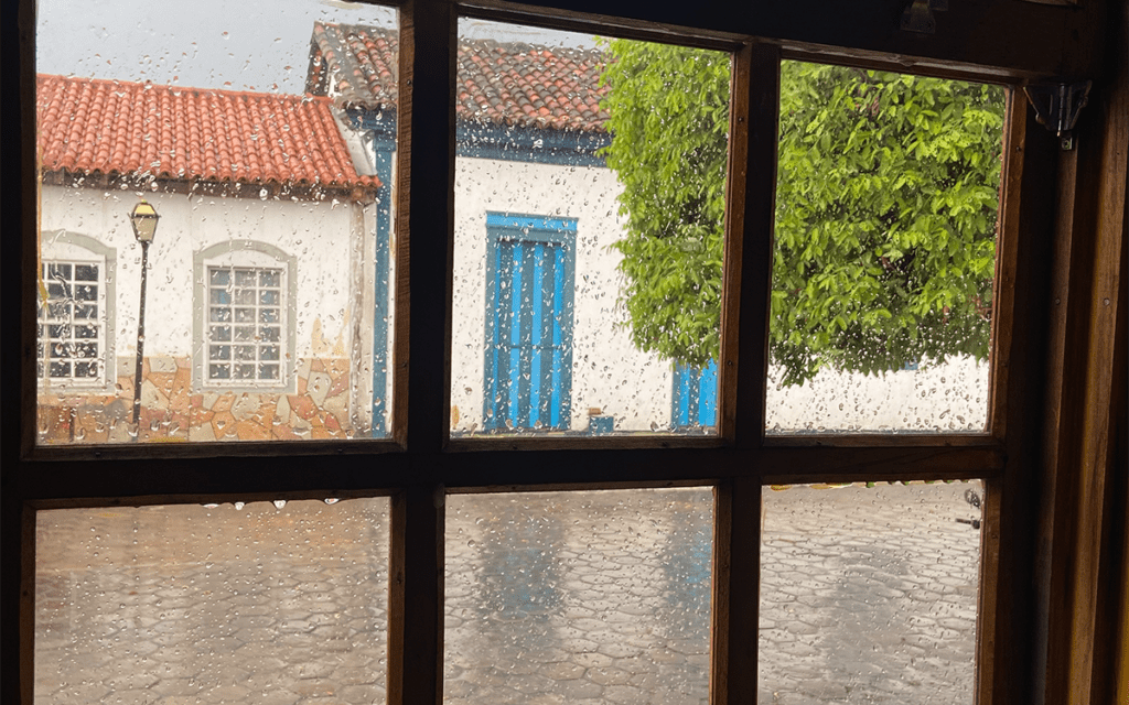 Chuva no Centro Histórico de Pirenópolis pela janela