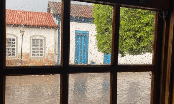 Chuva no Centro Histórico de Pirenópolis pela janela