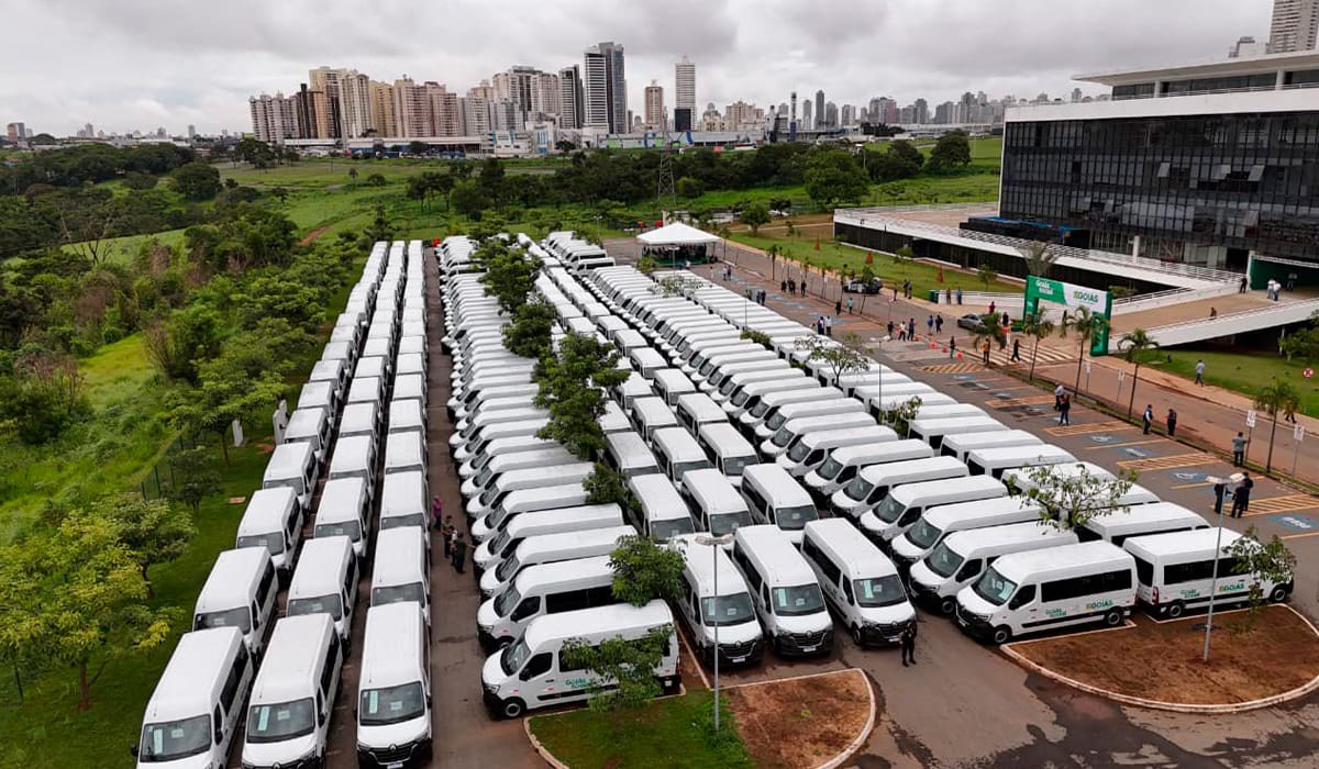 Governo de Goiás entrega 246 vans para assistência social
