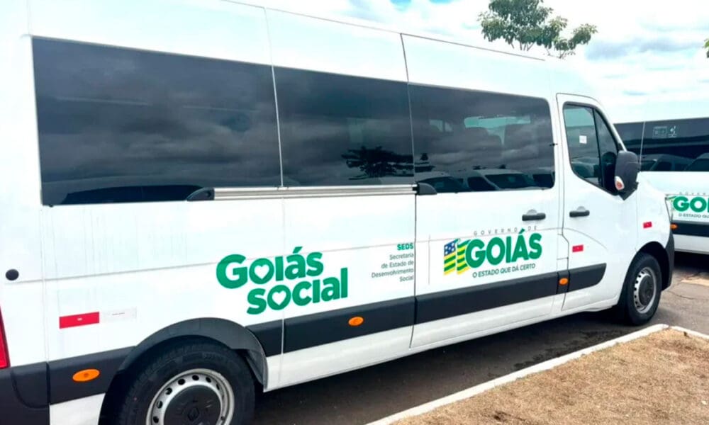 Governo de Goiás entrega 246 vans para assistência social