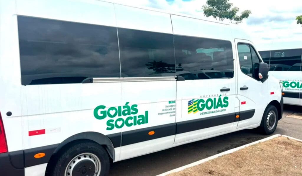 Governo de Goiás entrega 246 vans para assistência social