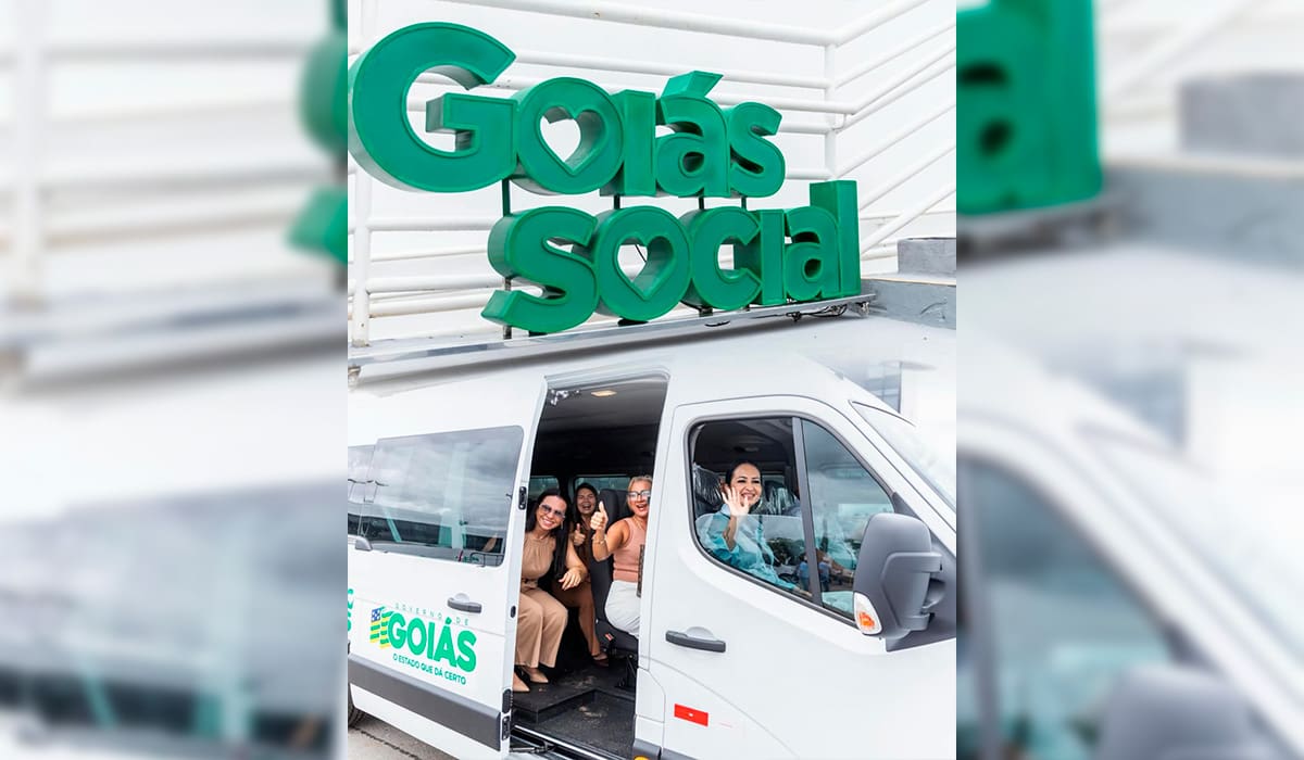 Governo de Goiás entrega 246 vans para assistência social