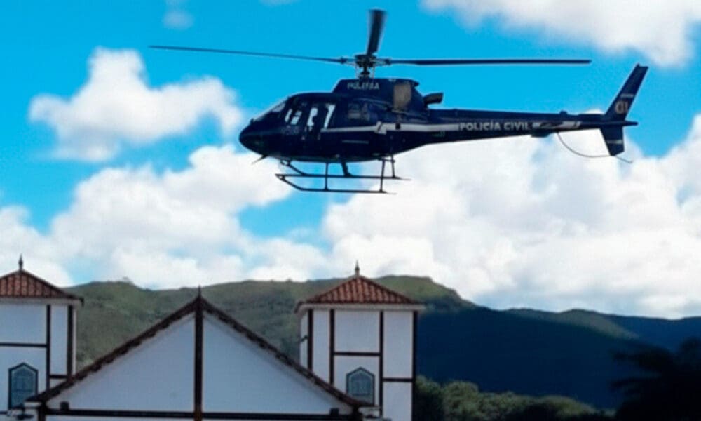 Helicóptero na Praça da Matriz e possíveis danos no telhado